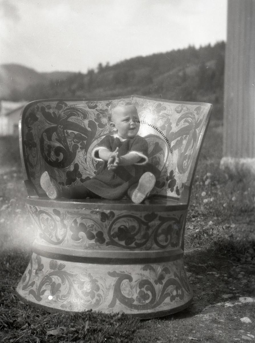 Mange bilde av Tordis Terjesen som lita jente ute på eigne bein. Mange av bilda er tatt i Nissedal og Vrådal i 1927. 