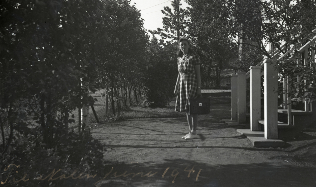 Fem ulike bilde av Tordis Terjesen som ungdom ute i hagen.  Fleire av bilda er tatt i 1941, då Tordis var 15 år gammal.