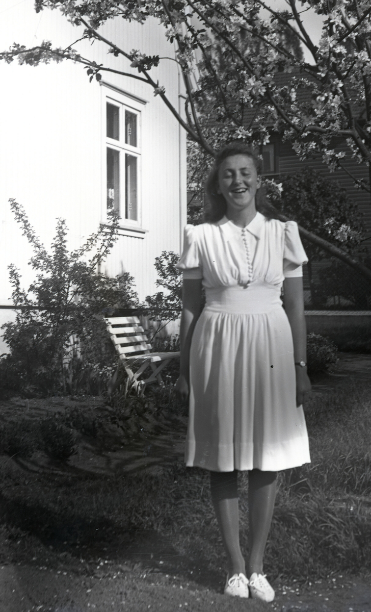 Fem ulike bilde av Tordis Terjesen som ungdom ute i hagen.  Fleire av bilda er tatt i 1941, då Tordis var 15 år gammal.