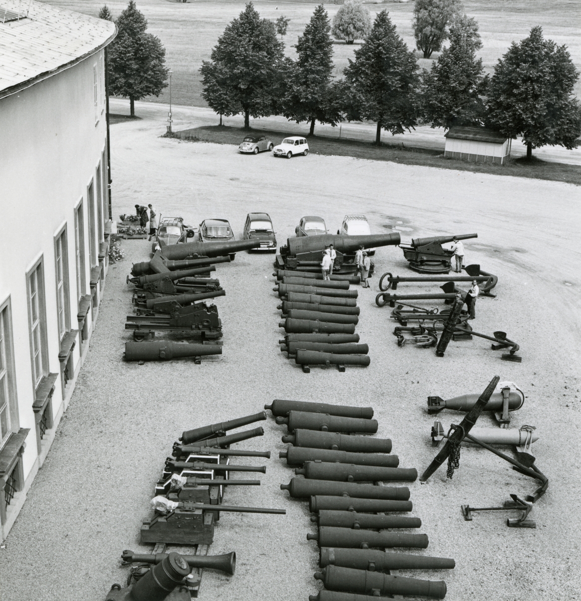 Utställning vid kanongården utanför Sjöhistoriska museets baksida. Kanoner, torpeder, ankare samt parkerade bilar.