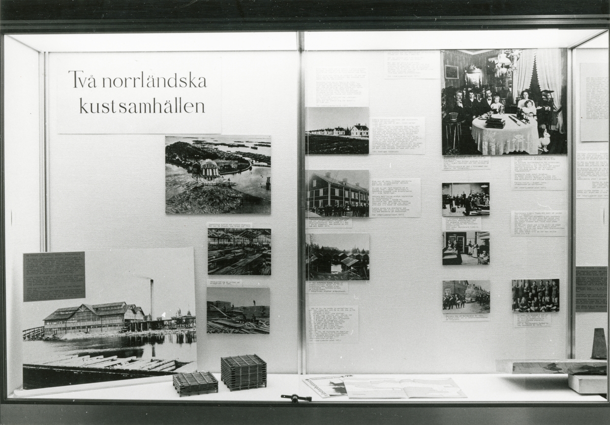Utställningen "Två norrländska samhällen". Monter med fotografier och text om sågverksarbetet vid norrländska kusten i höjd med Örnskölsvik – Kramfors.