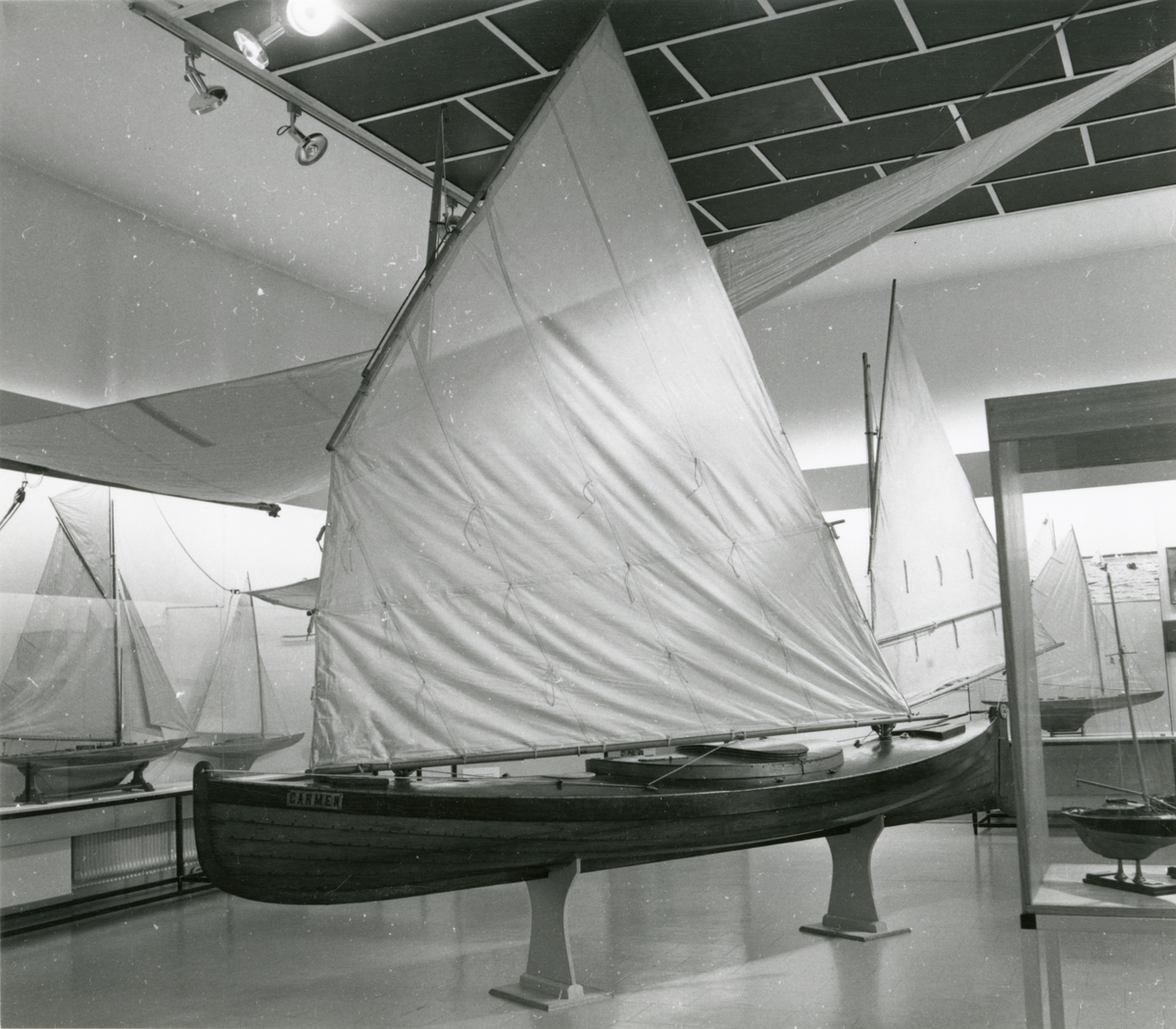 Utställningen "Fritidsbåtar på museum". Segelkanoten CARMEN samt fartygsmodeller.