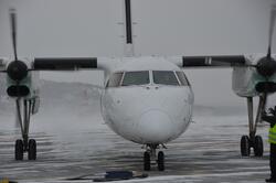 Bakkemannskap tar imot et av Widerøes Dash 8-103 på Narvik l