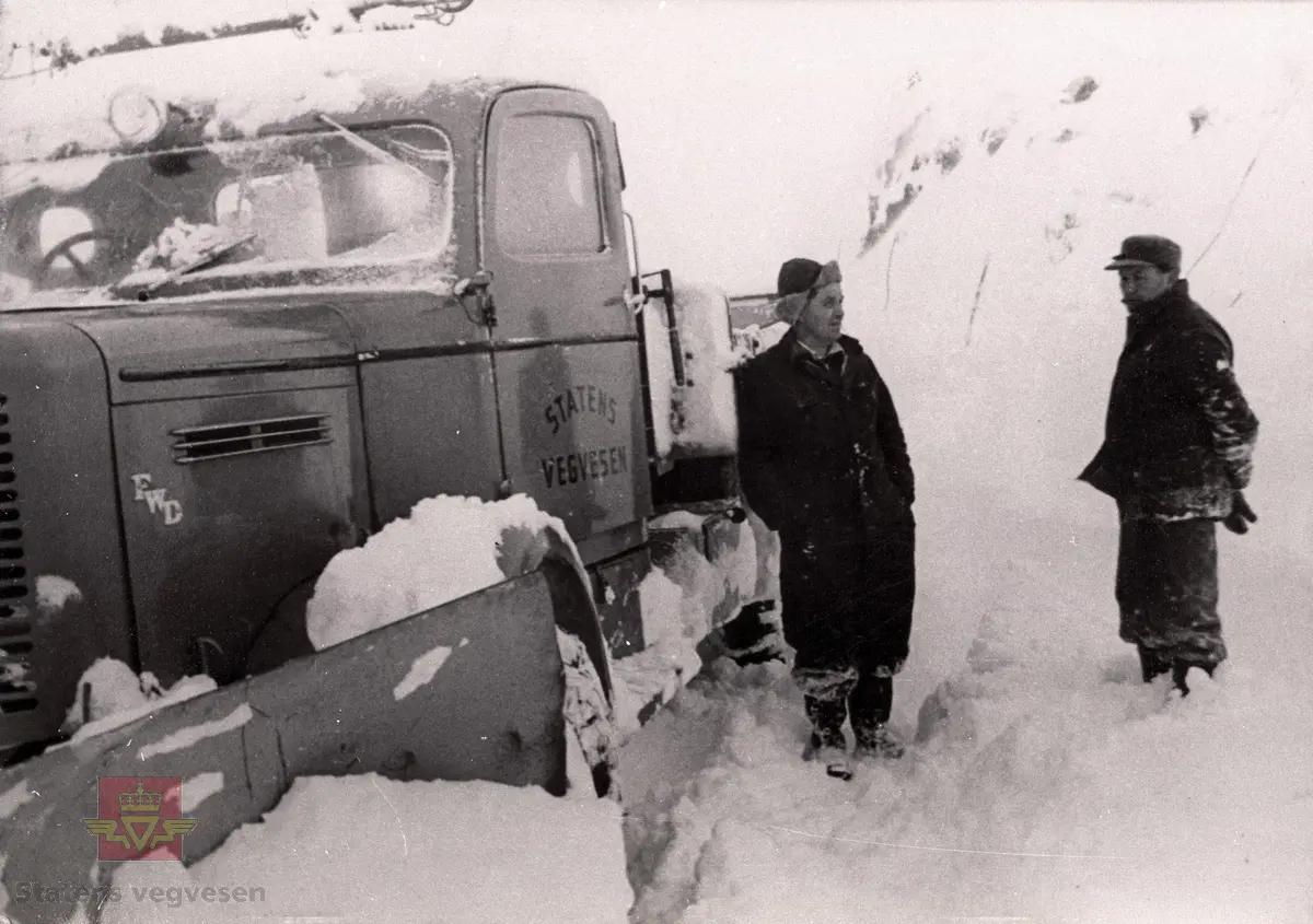 Snøbrøyting på Gaularfjellet med FWD'n som Thorleif Thorsnes overtok år 1952 etter at sjåfør Bringeland frå Hyllestad omkom ved ei ulykke med krana på bilen. 

Til høgre for Thorleif står Melby som i nokre år dreiv kafè i brøytestasjonen på Gaularfjellet.