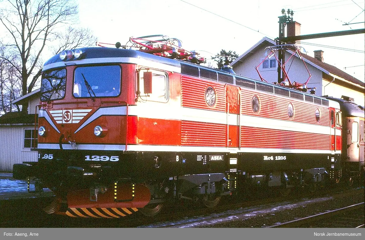 Svensk elektrisk lokomotiv Rc4 1295 med ekspresstog fra Stockholm til Oslo S på Charlottenberg stasjon