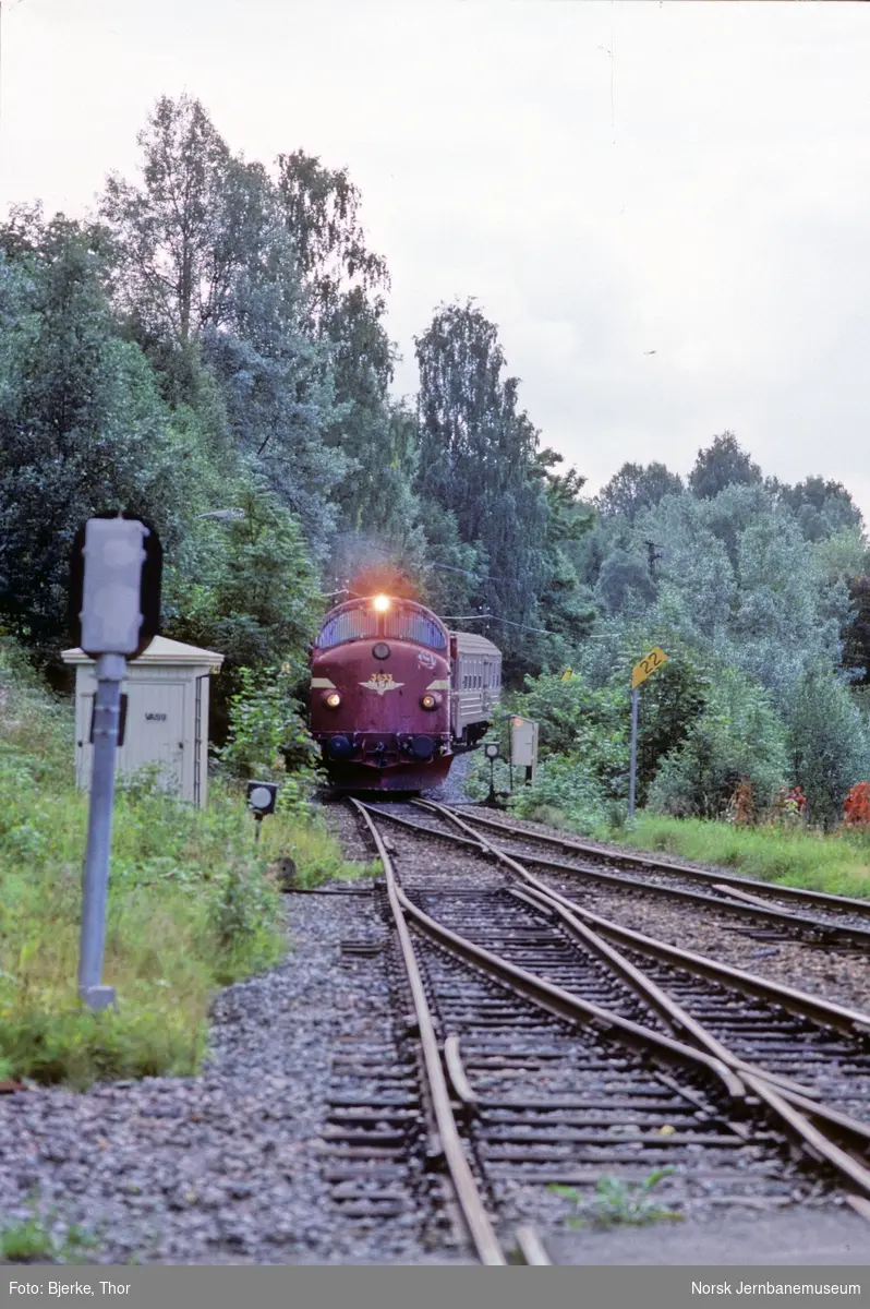 Diesellokomotiv Di 3 633 ankommer Hov stasjon med tog 281 til Fagernes