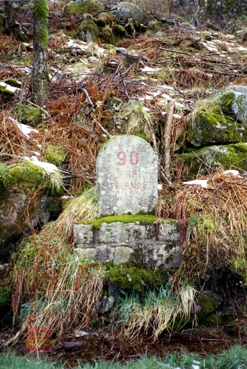 Kilometermerke. Innskrift på steinen: 90 Frå Stavanger