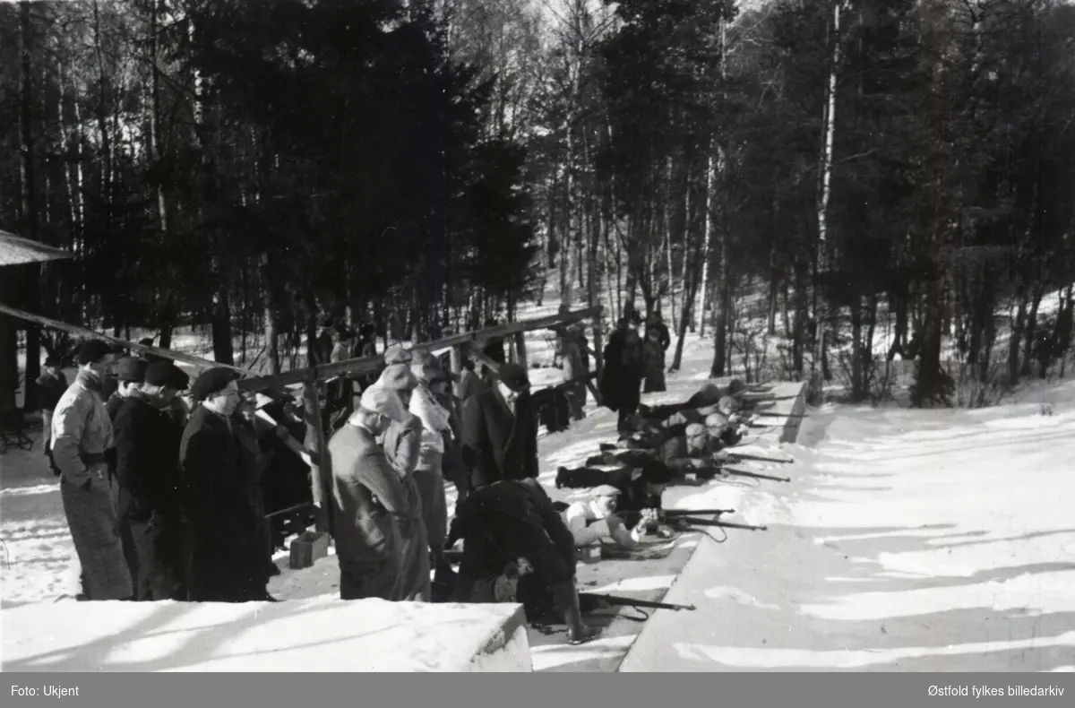 Frivillig skytteropplæring  på Landemyra Tune våren 1940.