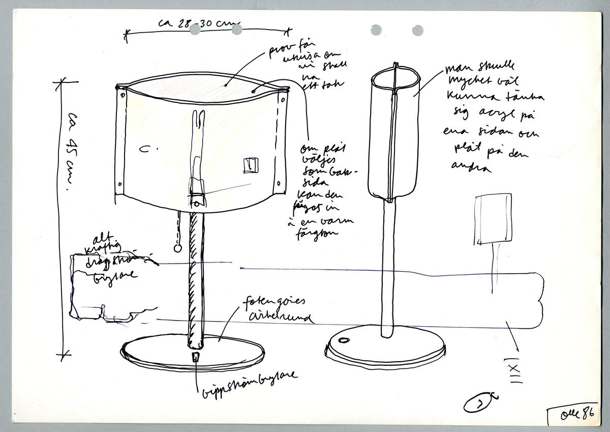 Skisser på vägg och bordslampa med en skärm som liknar en hoptryckt cylinder med synliga nitar i sidorna. Vägglampan är fäst på ett kvadratiskt bakstycke och bordslampan är fäst på ett rakt cylinderformat ben med en cirkelformad bottenplatta.