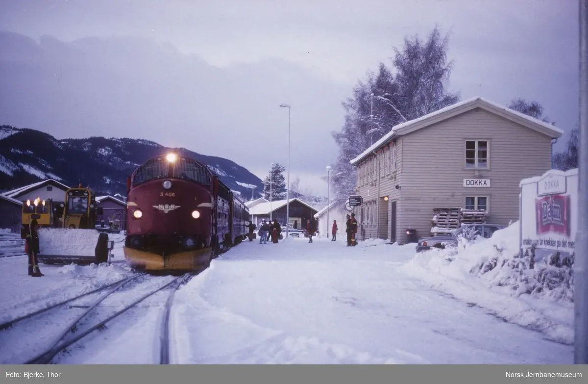 Diesellokomotiv Di 3 608 med tog 284 Fagernes-Oslo på Dokka stasjon