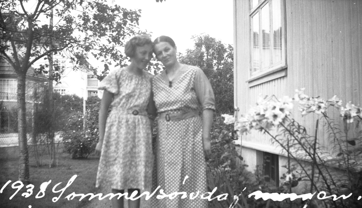Mor Astrid Margrethe Terjesen og dotter Tordis.  Mange ulike bilde, alle tatt ute.