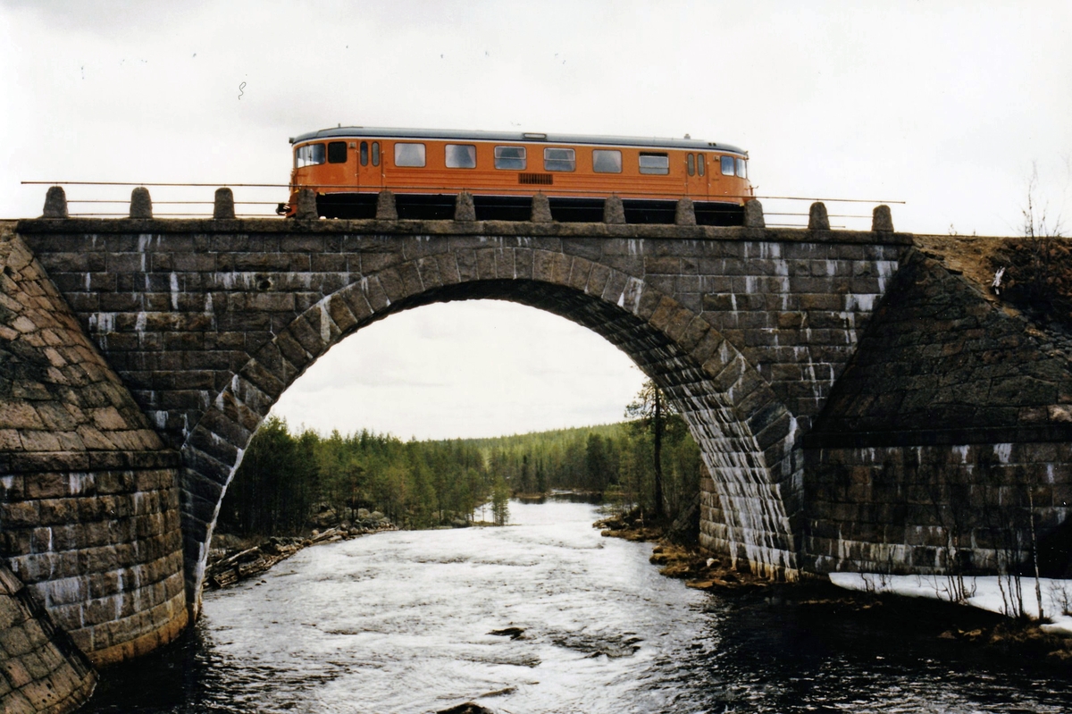 Arméns Underhållsskola, US, på informationsresa längs Inlandsbanan i juni 1996. Gammal stenvalvbro strax innan Harsprångets kraftstation.