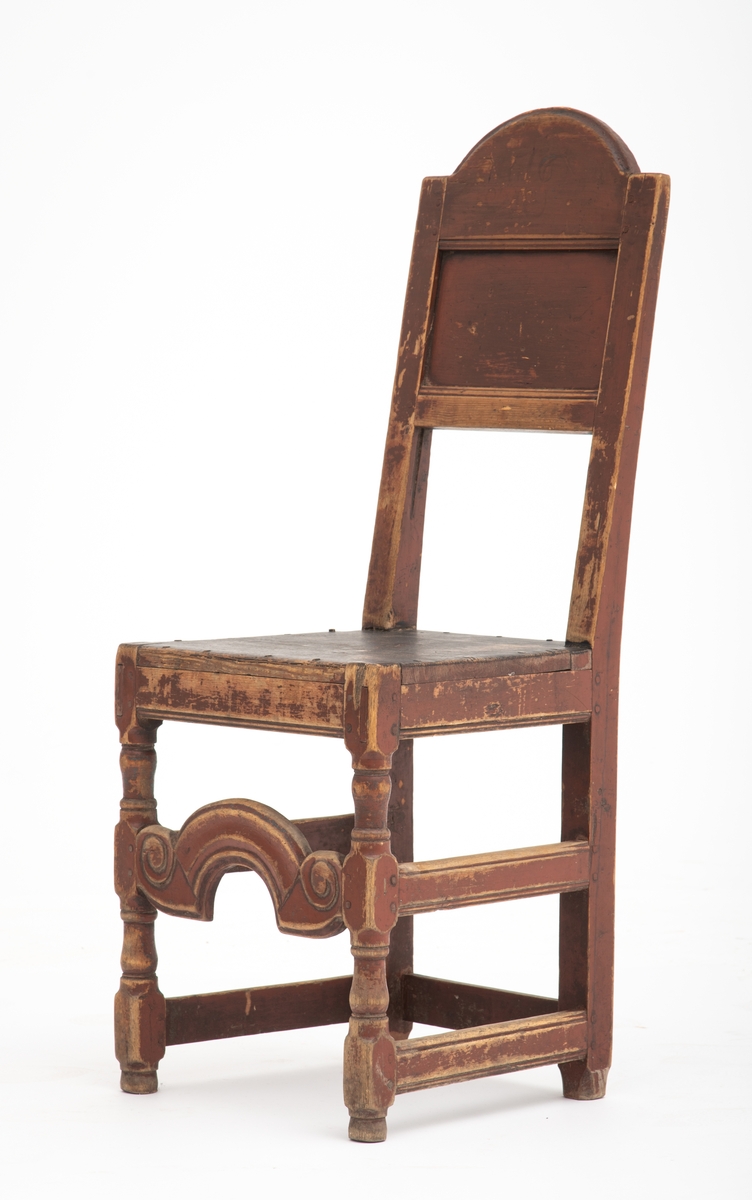 Stolen har form som en såkalt Østerdalsstol og  er føyd sammen med gjennomgående tapp og treplugger.