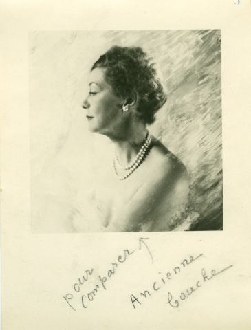 Portrett av en kvinne i profil. 