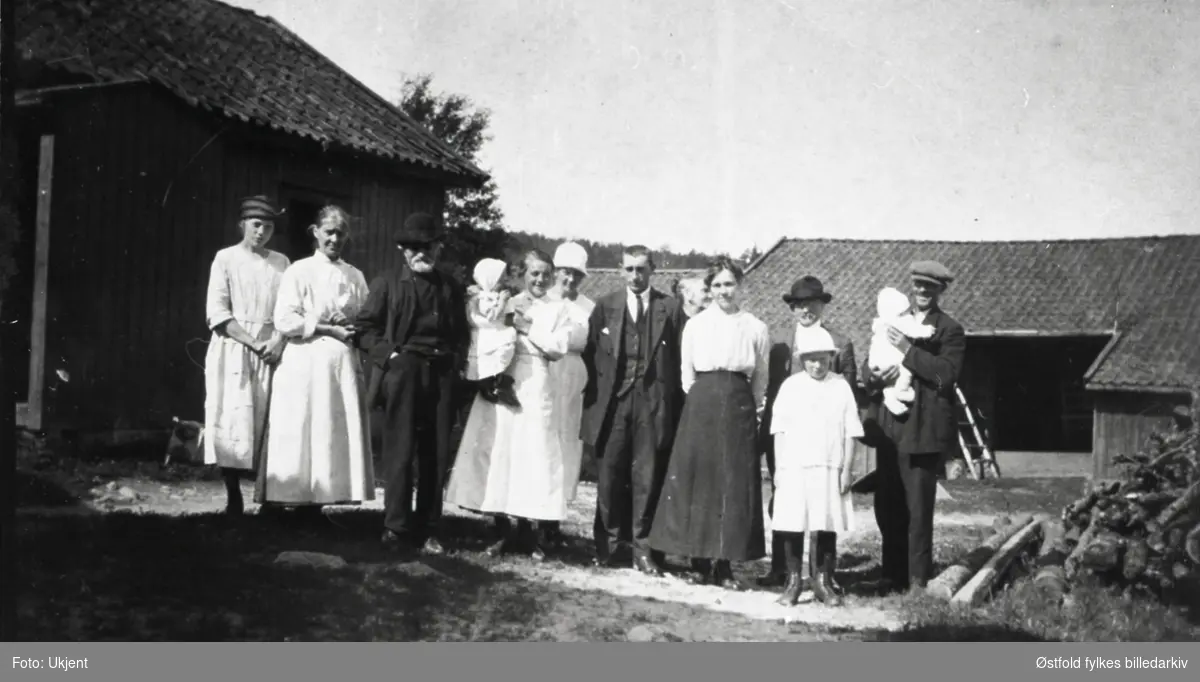 Melleby, familiegruppe. Familie fotografert på tunet. Tune 1920. Personene er ukjente.