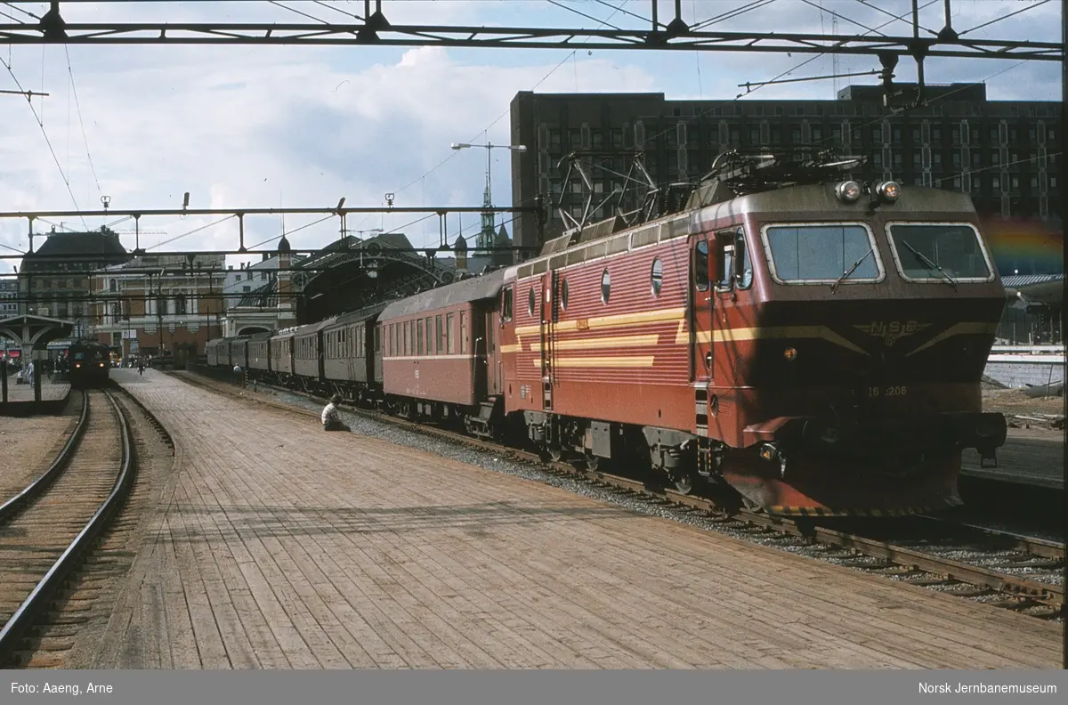 Elektrisk lokomotiv El 16 2206 med til innsatstog til Moss, tog 109 kalt "Ormen Lange", på Oslo Sentralstasjon