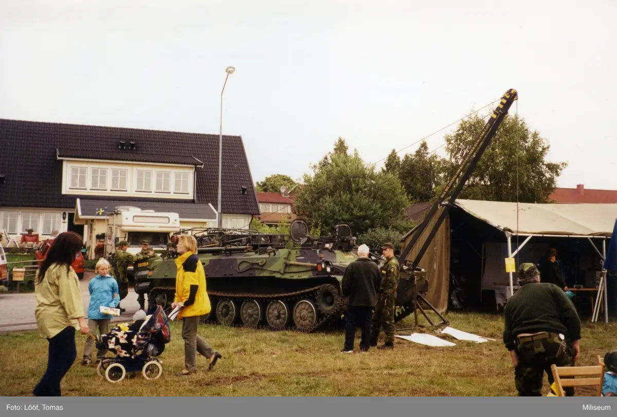 Försvarets Dag. Informationsutställning. Bärgningsbandvagn 4012/MTLB ...