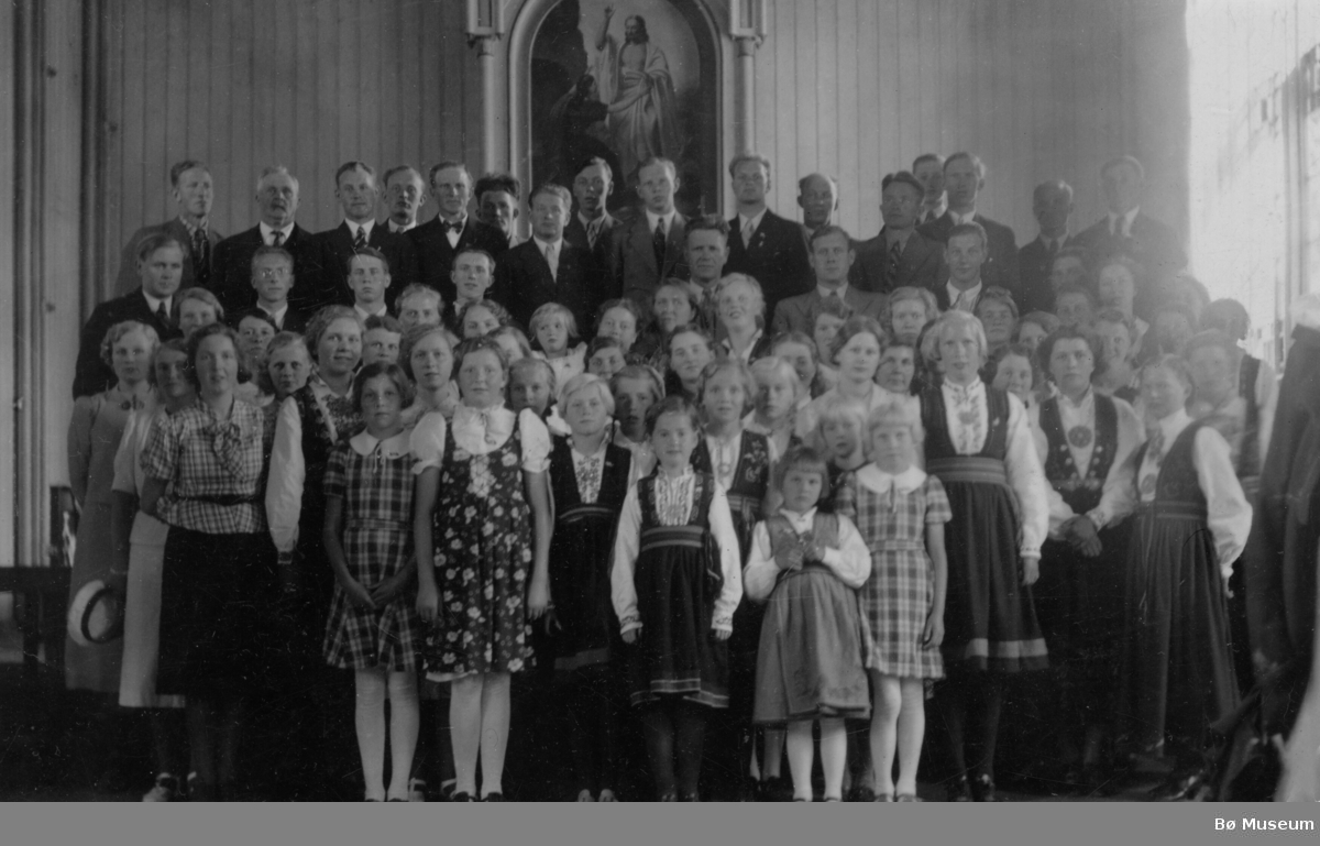 Gruppe av barn og vaksne i koret  i Bø kyrkje