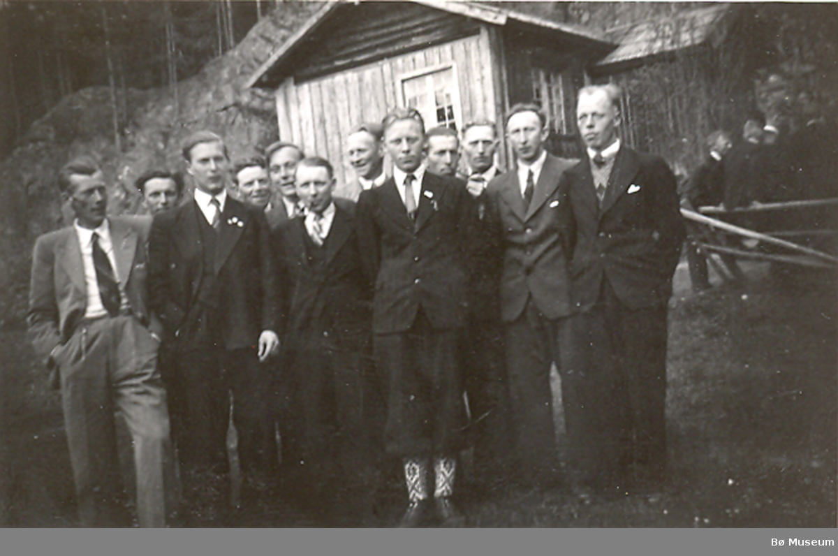 Frå Kleiva i 1944. Gjester i bryllaupet til Kjersti Eivindsdtr. Dalen og Gunne O. Kleiva.