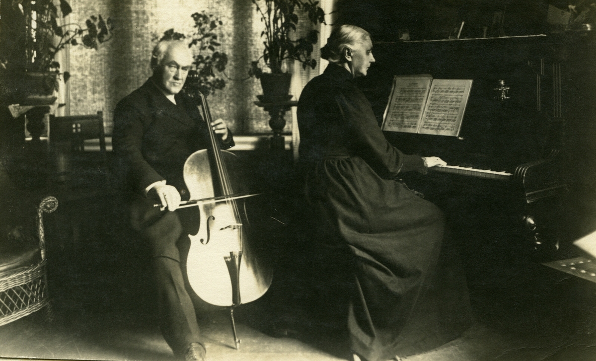 Presten Kofoed og kona spelar musikk saman.