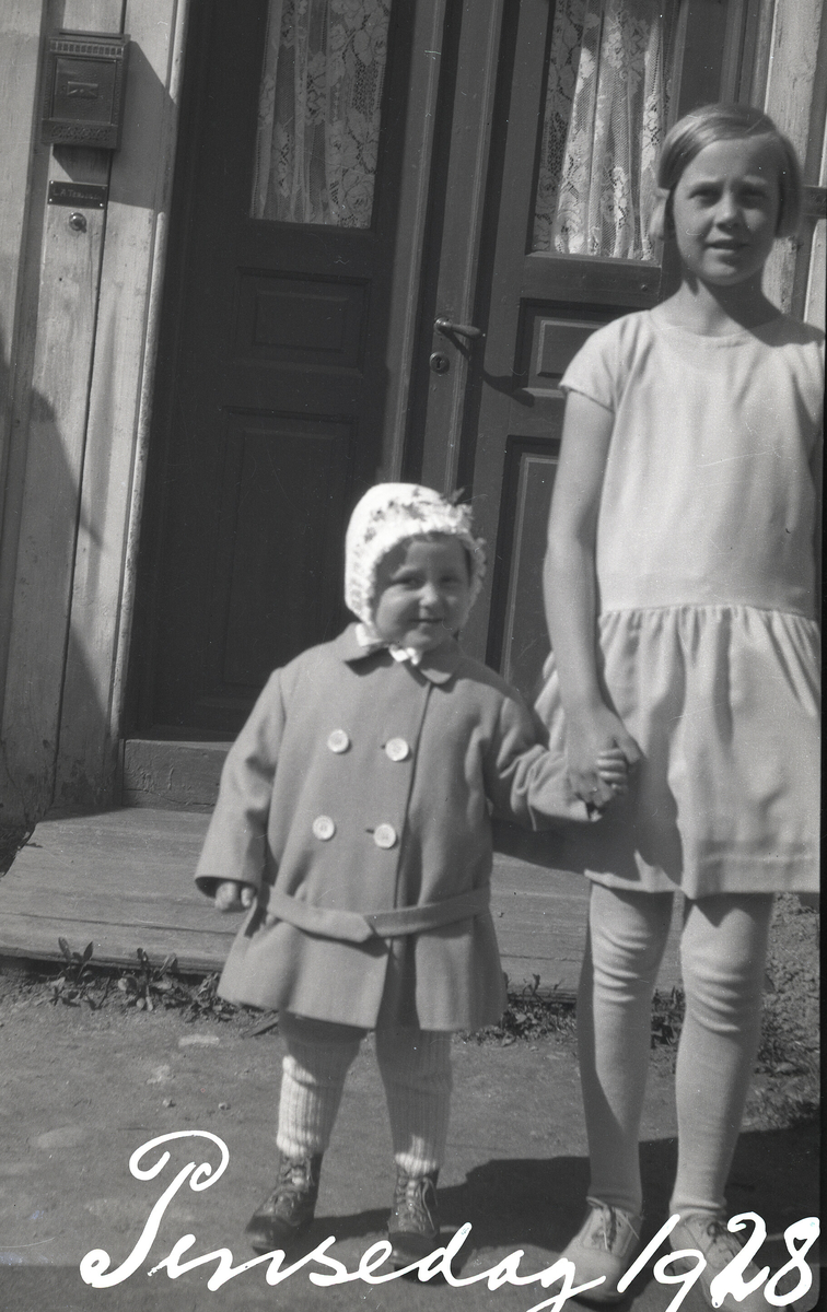To ulike bilde av Tordis Terjesen  med andre barn pinsedag 1928.