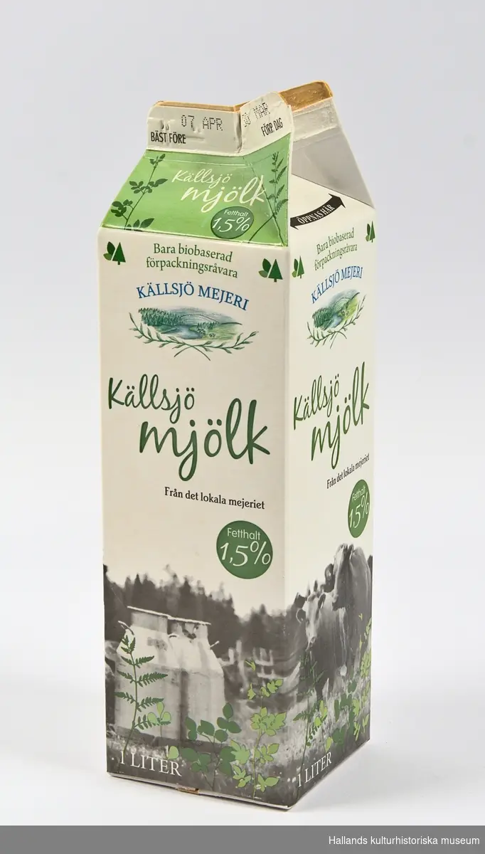 Mjölkförpackning av plastbelagd kartong med tryckt text och grafik. Förpackningen har en stående rektangulär form.

Märke: Källsjö mjölk.