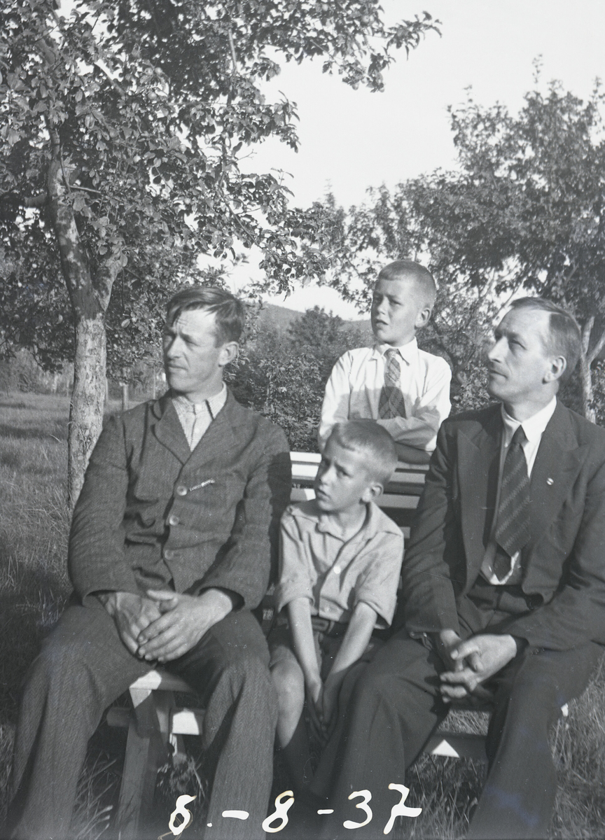 To menn og to gutar på bilde tatt 8.8.1937.