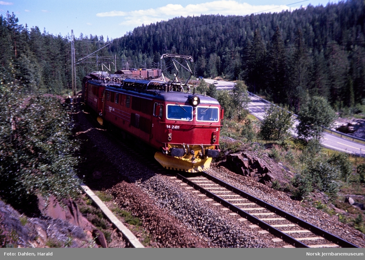 Godstog retning Stavanger med elektrisk lokomotiv El 14 2181 og El 13 i nærheten av Meheia stasjon