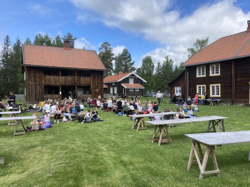 Oversiktsbilde over arrangementet Liv i stuene. Gamle bygg. Mennesker i godt humor går rundt og koser seg.