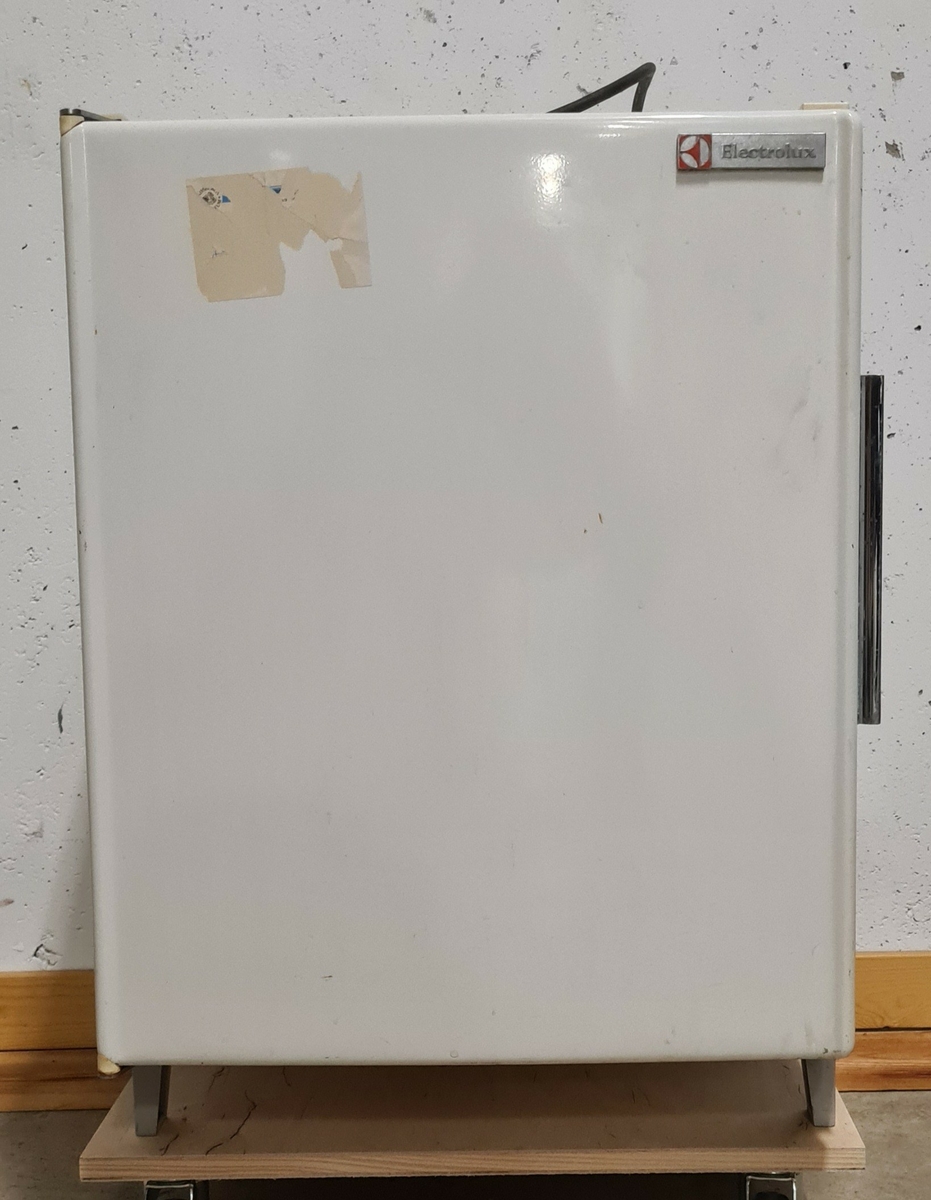Ett kylskåp som använts i ett personalkök på Älvsborgs Länsmuseum sent 1960-tal till 1986.

Kylskåpet är försett med två hyllor och ett litet frysfack.
