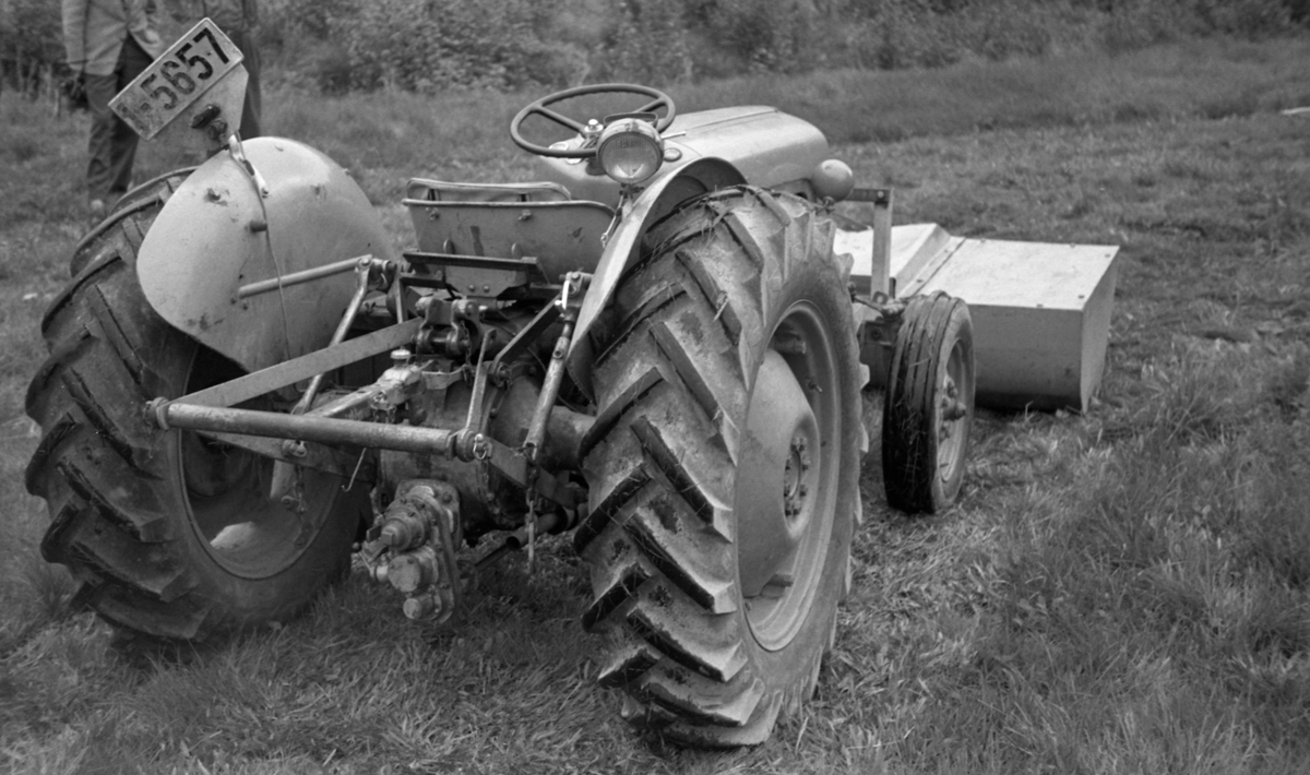 Traktor med noe som i fotografens notater er kalt en «vibratorpakker ...