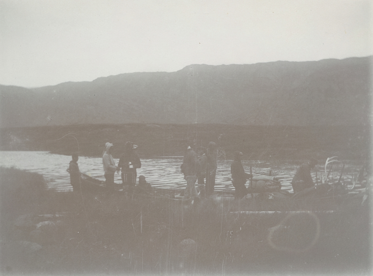 Fotografi från expedition till Grönland. Motiv av fiskare i fiskebåt.
