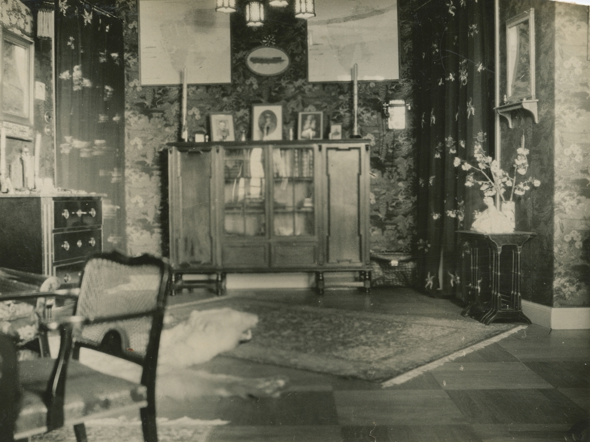 Diverse bilder från Fred Goldbergs samling. Interiörbild från välbeställd bostad på Norr Mälarstrand, 1929.