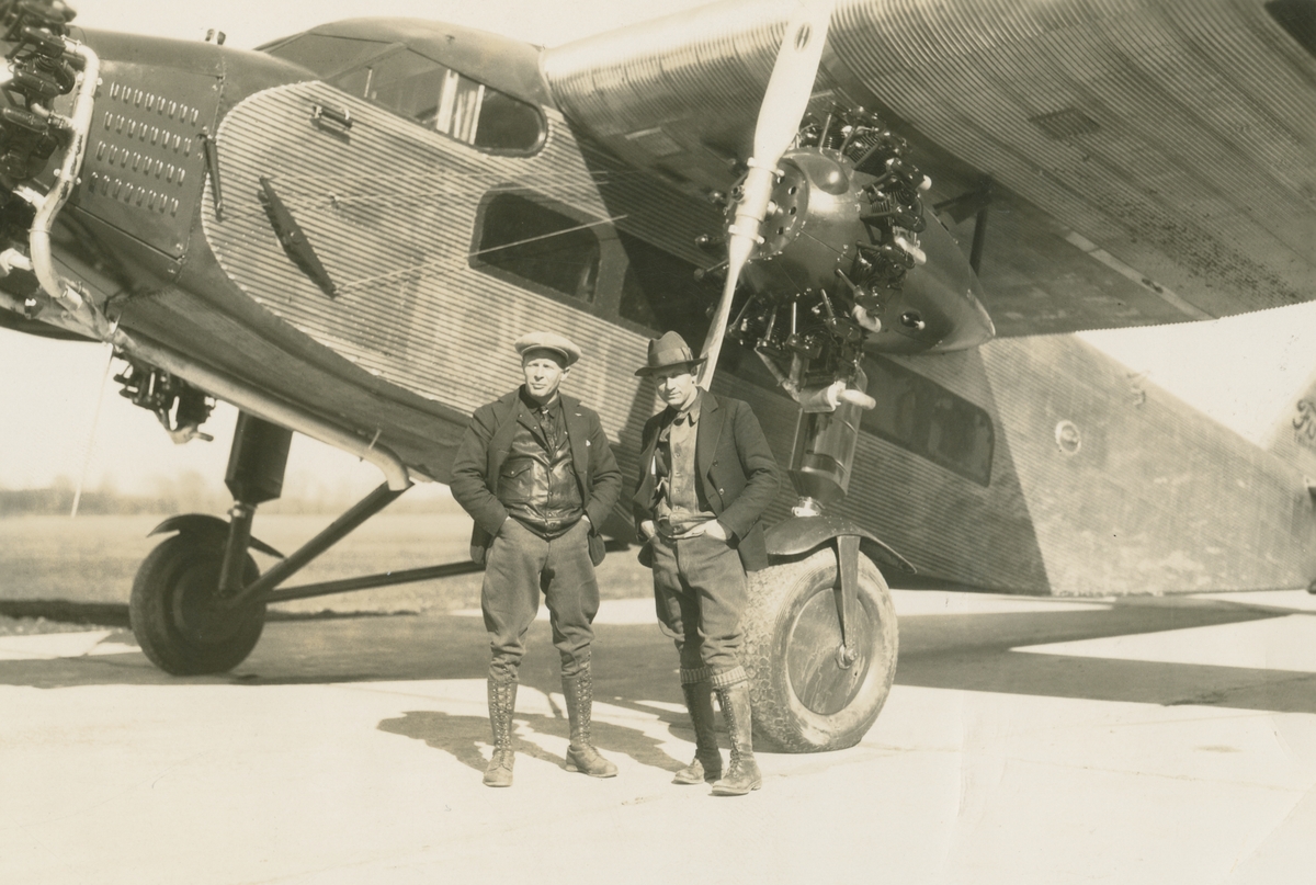 Fotografi från låda märkt Bernt Balchen. Balchen var norsk-amerikansk flygare, polarforskare och militär. Motiv av Bernt Balchen och Floyd Bennet framför Junkersflygplan av typen Ford Trimotor.