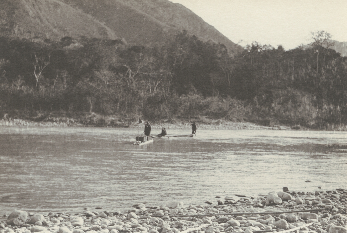 Fotografi från kuvert märkt med "Ernst Nordenskjöld". Motiv av tre personer på flottar i flod i djungeln.