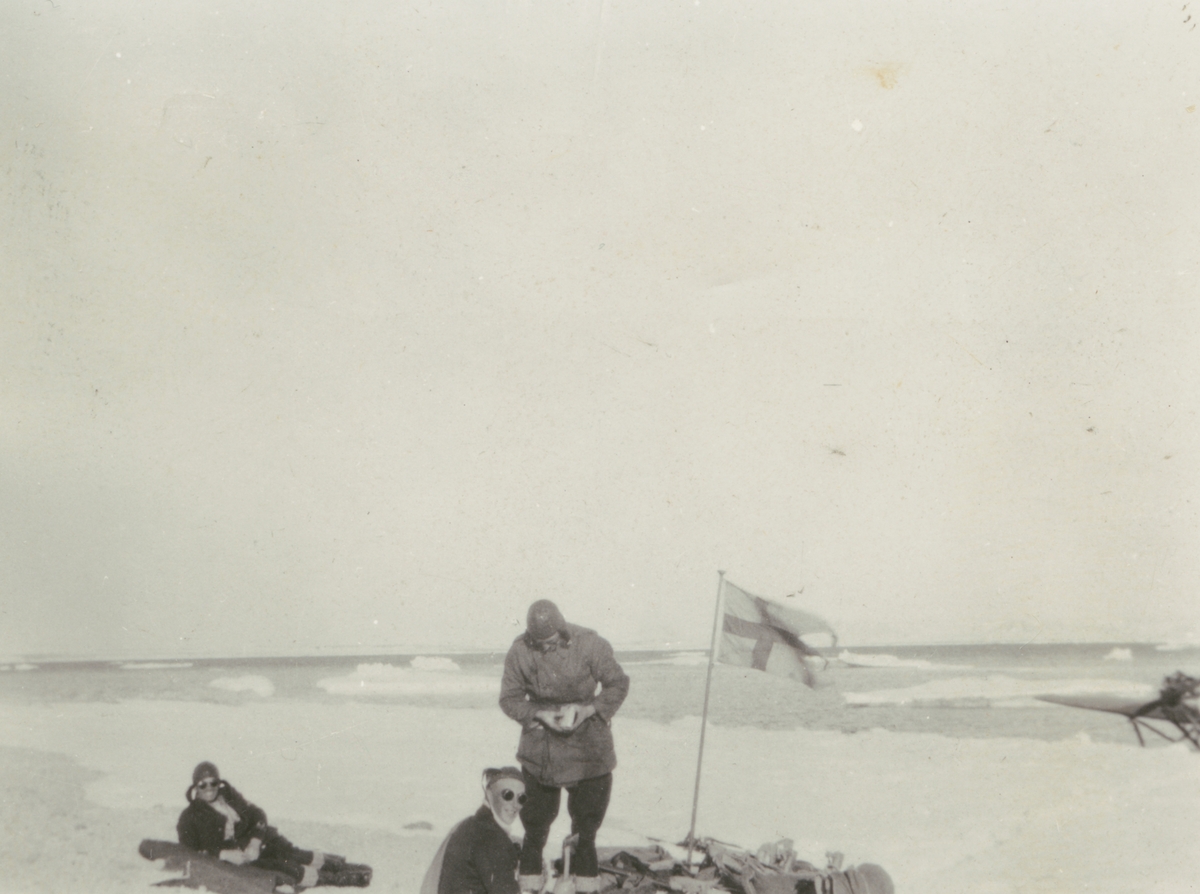 Fotografi från svenska undsättningsexpeditionen 1928. Motiv av tre män i snölandskap. Från vänster: Jacobsson, Rosensvärd, Christell.