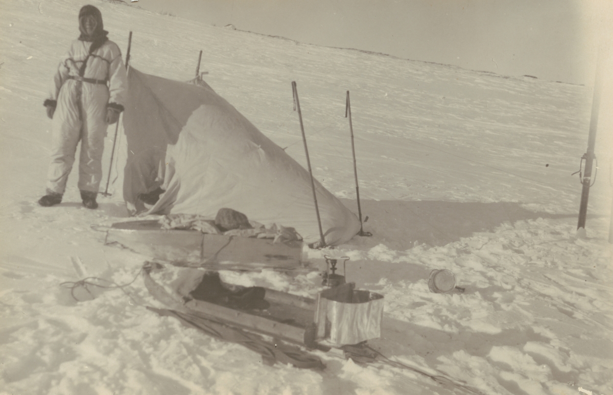 Diverse bilder ur Fred Goldbergs samling. Motiv av man med tält och packning i ett snölandskap.