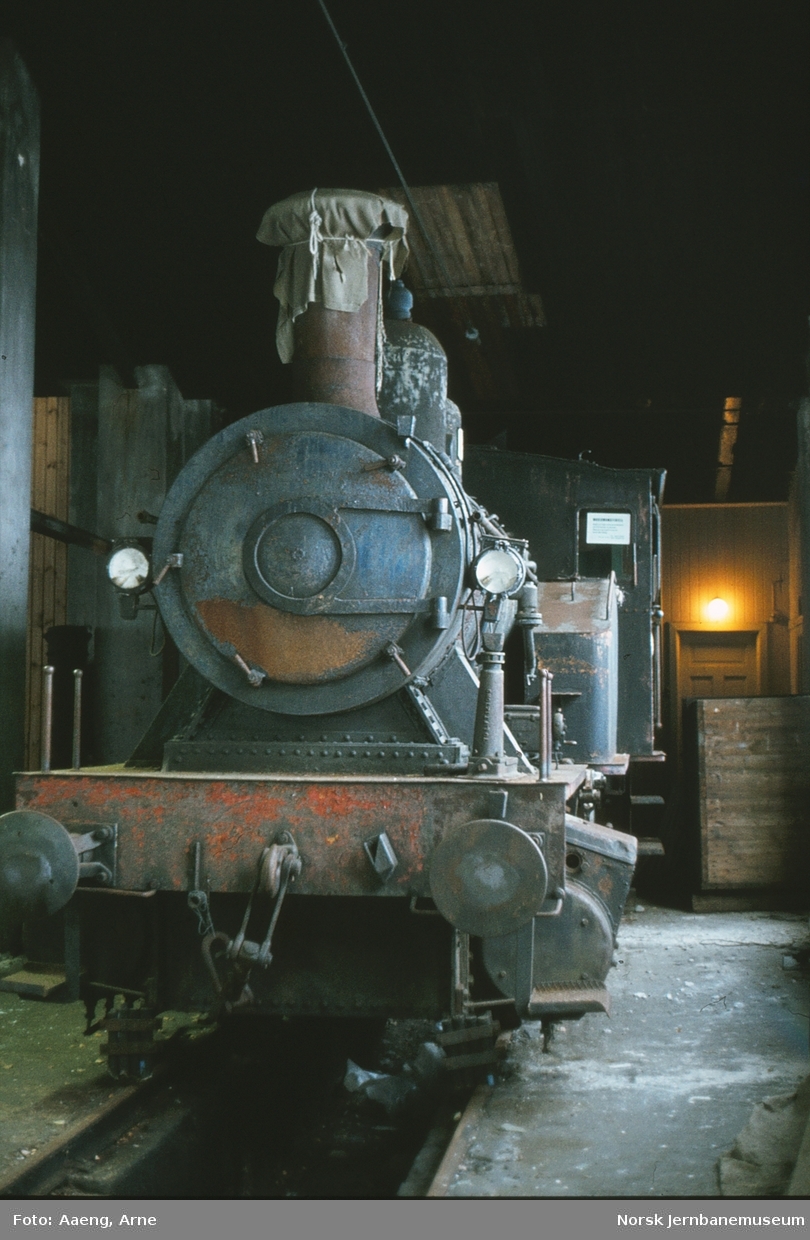 Utrangert damplokomotiv type 23b 443 i lokomotivstallen på Kornsjø stasjon