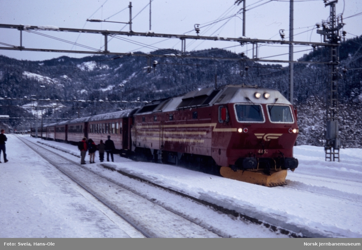Diesellokomotiv Di 4 652 med ekstra persontog til Røros i forbindelse med Rørosmartnan, her på Støren stasjon