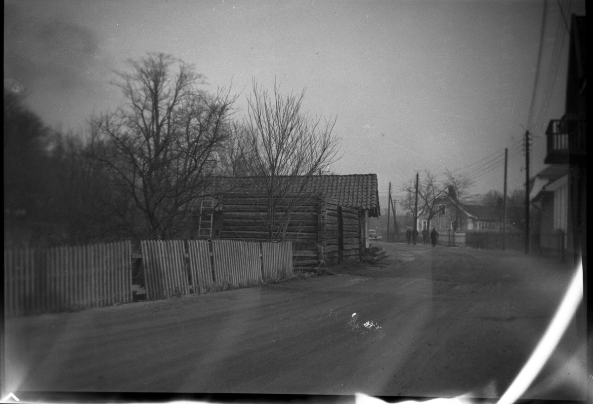 Fotografiet viser riving av hus i Storgaten, Sundjordet, mars 1940.

Fotosamling etter fotograf og kringkastingsmann Rikard W. Larsson (31.12.1924 - 08.06.2015).