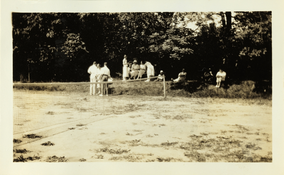 Ungdom samlet ved tennisbanen i Ovnsbråten, antagelig i Asker. Fotografert juli 1925.