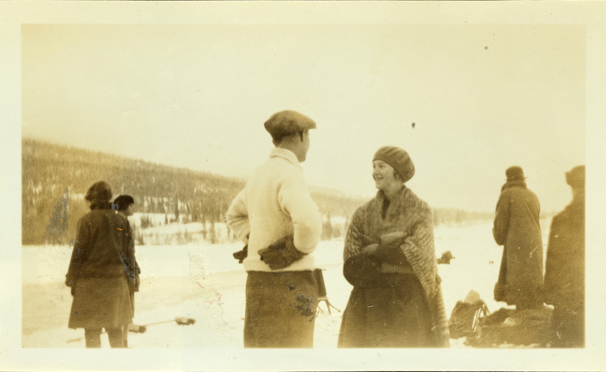 Deltakere i sportsklubben "Bragd"s skøyteløp, antagelig på Bogstadvannet. I midten Ove M. og Harriet (Wedel Jarlsberg(?). Fotografert i november 1925.