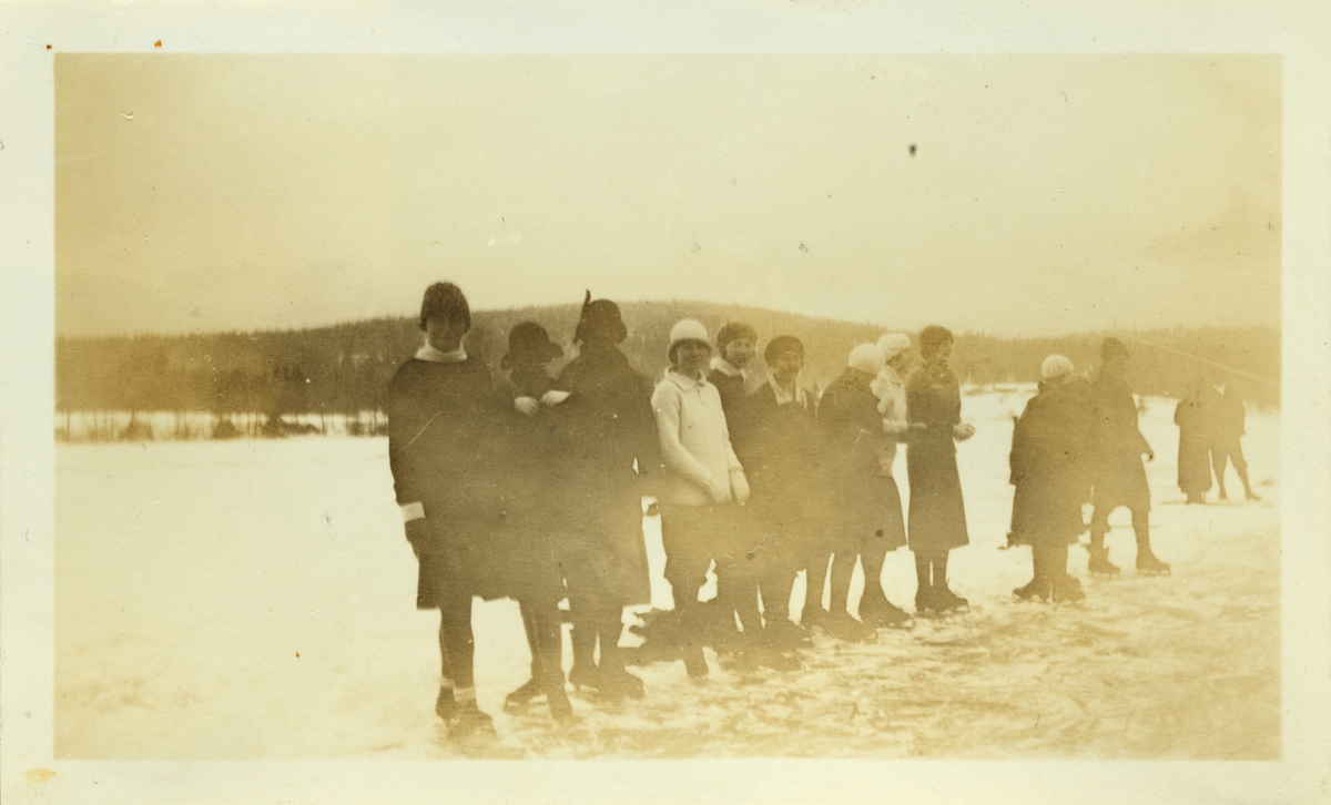 Alle kvinnelige deltakere i sportsklubben "Bragd"s skøyteløp, antagelig på Bogstadvannet. Fotografert november 1922.