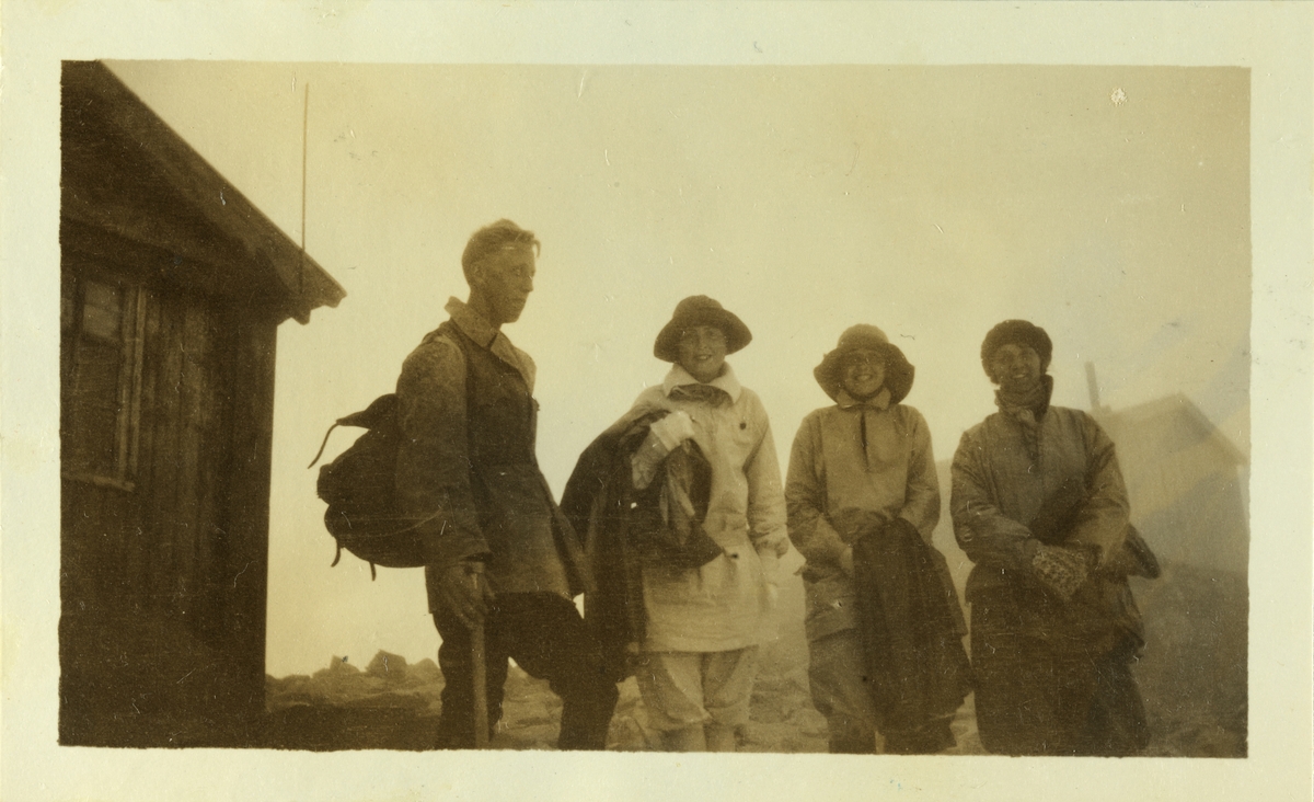 Fjellfører (Lars Sulheim?), Mimi Egeberg, Sisken Skjelderup og Kari (Klaveness?) på toppen av Galdhøpiggen en tidlig morgen i juli 1926.