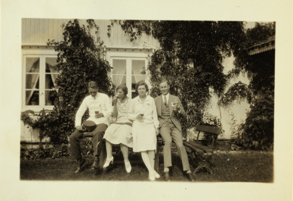 Fire medlemmer av "Kulinarisk klub" sittende på bord utenfor bolighus. Kvinnene er fra venstre Sisken Skjelderup og Cecilie Broch. Antagelig fotografert sommeren 1926.
