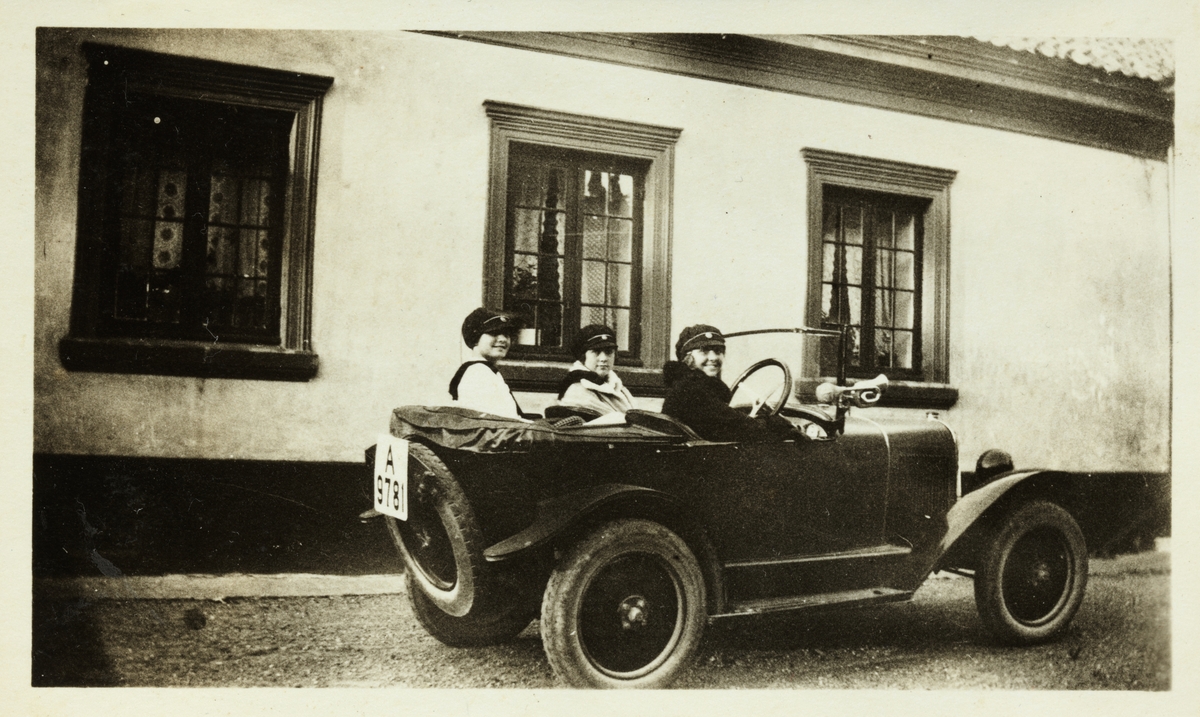 Tre ferske studenter i åpen bil på Bogstad gård. Fra venstre Lucy Egeberg, Cecilie Broch og Sisken Skjelderup. Fotografert september 1926.