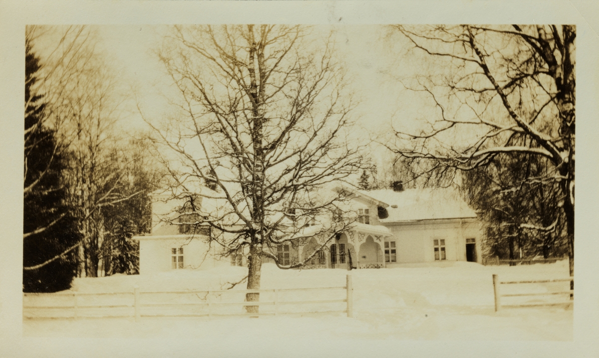 Store Bjerke gård, eid av familien Omsted, i Grue, Hedmark. Fotografert vinteren 1928.