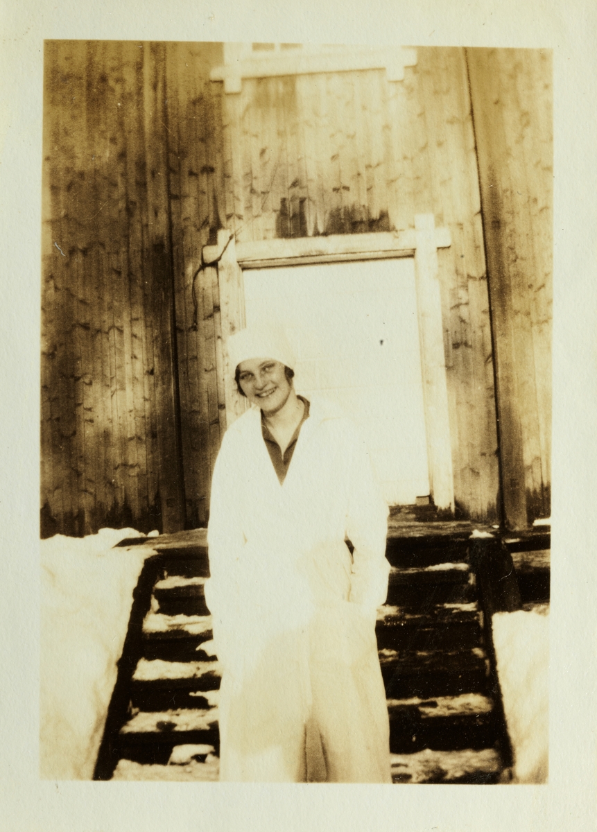Mossa Steen (?) i arbeidsklær i forbindelse med slakting på Bjerke gård, Hedmark. Fotografert vinteren 1928.