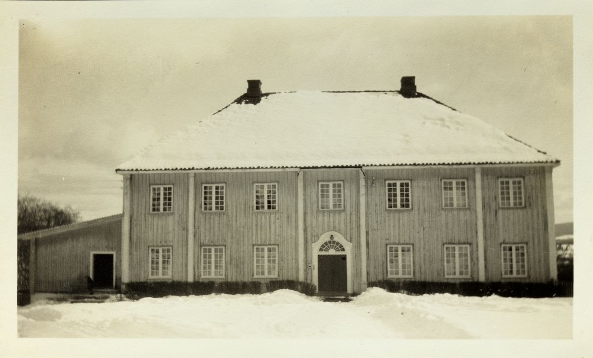 Hovedbygningen på Opset gård i Grue, Hedmark. Fotografert vinteren 1928.