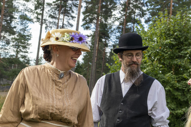 Pyntet par i kostyme fra tidlig 1900-tall.